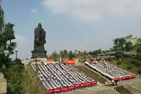 「践行十爱」隆昌二中举行环湖拉练徒步活动图片