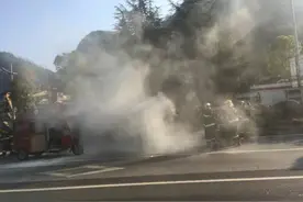 清晨，摩托车突发自燃吓坏路人图片