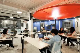 有了这张凹凸桌，长会议桌和单人办公桌之间可以自由切换图片