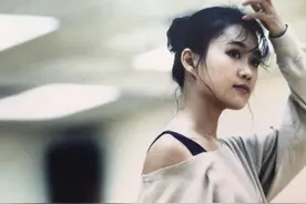 梁小冰晒旧照感慨当年情谊 与偶像合照似18岁少女图片