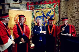 中国游客5年涨3倍，在比利时瓦隆穿着浴袍看F1赛车比赛图片