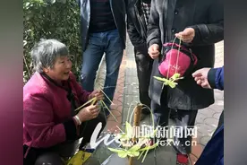 聊城：老人棕叶编织工艺品引围观图片