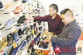新款双星鞋深受消费者青睐图片