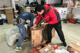 不要惊讶！双11当天，京东小哥清晨6点来敲门送货图片