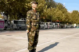 动图丨炫酷警棍六招，每一招都虎虎生威！图片