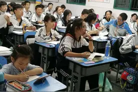 七岁伢和九年级学生一起上晚自习,是什么样?图片