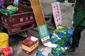 《截肢少女卖菜自筹后续治疗费》·无人菜摊爱心涌动 有人只付钱不要菜图片