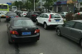 飞鹅墓园扫墓 车位一位难求 派出家人占车位图片