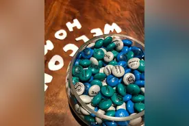 余文乐生日收女友牌蛋糕 糖果暗藏2人名字超甜蜜图片