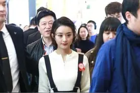 赵丽颖穿背带裙少女感十足 获众人护驾一路疾行图片