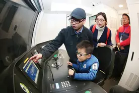 地铁驾驶室是啥样?日常怎么检修?地铁开放日带“铁粉”走近地铁图片