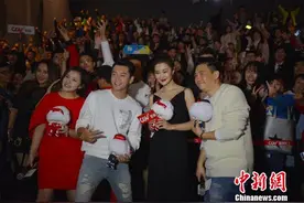 《降魔传》杭州路演 郑恺、谢依霖“尬”唱《大眼睛》图片