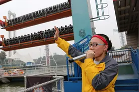 成都游乐场小哥秒变嘻哈大神：游客吓哭，他唱Rap安慰图片