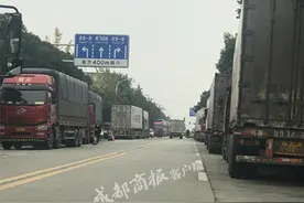 200辆大车排队卸装货！亲，你的包裹很可能堵在快递那里了！图片