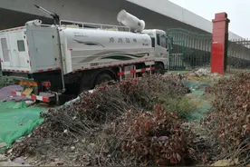 郑州一崭新新洒水车“趴窝”街头半年，“罢工”多日只为讨说法?图片