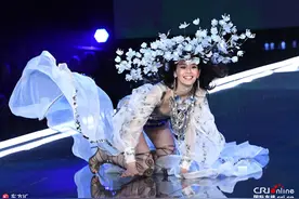 维密走秀场上奚梦瑶摔跤 袁弘安慰：胡歌连摔2次红毯图片