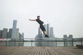 飞檐走壁夺国际比赛冠军 成都小伙成国内跑酷第一人图片