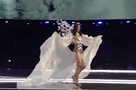 奚梦瑶维密秀上摔倒，高跟鞋到底惹了什么祸图片