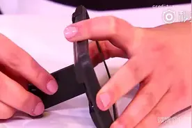 实用or脑残？这个手机壳可以手摇充电图片