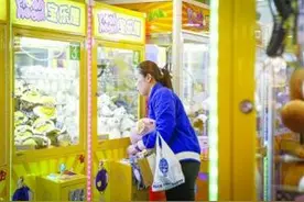 抓娃娃机背后隐藏的套路…… | 不服输？抓娃娃机概率可设为1/99图片
