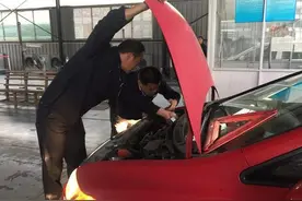 姐妹花记者零距离体验机动车检测员的甘苦 他们每天都和汽车尾气“亲密接触”图片