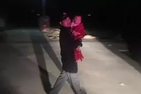 95后夫妻吵架各自离家，2岁男童凌晨醒来光脚单衣走出家门图片