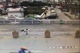 高难度动作！温州女子翻护栏过马路跌倒 头被卡在栏杆图片