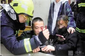 戒指一戴上就不摘了，小心“咬”手图片