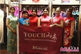 中国旗袍迷倒外国留学生 穿上就不舍得脱下来图片