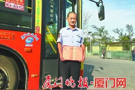 厦门一公交司机谎称“车门坏了” 助警方抓住扒手图片