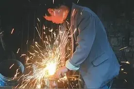 坚守38年 老魏成铁匠街唯一铁匠图片