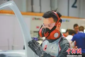 0.01毫米的追求：95后小伙将“喷漆”做成世界冠军图片