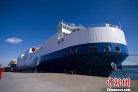 中国最大“海进江”型汽车滚装船“世洋”轮在大连港首航图片