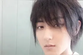 击破次元壁？黄子韬黑发留长刘海如漫画少年图片