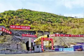世界最长水利隧洞引汉济渭秦岭隧洞出口段贯通图片