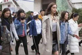 baby拍戏排场大吓到波叔，他们的排场更大，胡歌也说自己很惭愧图片