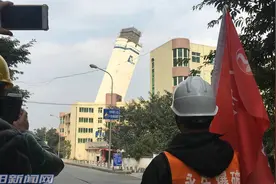 刚刚！绵阳城区两座高塔爆破！图片