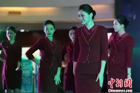 靓丽空姐上演航空特色秀“从南京起飞”图片