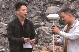 李明华：睡梦中听到呼救 奋力跳入水中救人图片