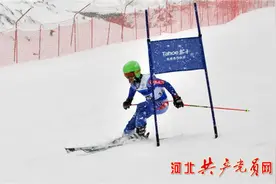 张家口第八届市民运动会青少年组高山滑雪和单板滑雪比赛项目在崇礼开赛图片