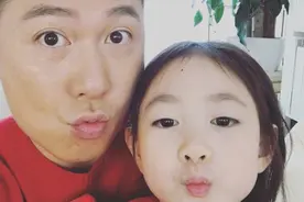 李小鹏奥莉嘟嘴可爱三连拍 父女俩表情同步图片