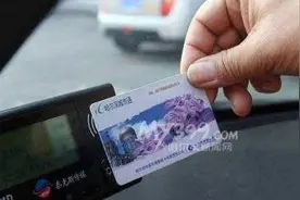 「辟谣」公交敬老卡11月1日前不审验作废？谣言！｜看准发卡日期，两年一审验即可图片