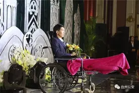 一场特殊的婚礼，打着石膏坐着轮椅的新郎他是最帅的！图片
