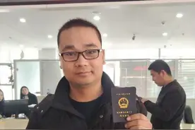 我市第一张网约出租车司机资格证昨天发出图片