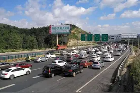 最新路况｜昆楚高速昆明方向碧鸡关隧道多车追尾图片