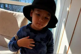 小鱼儿戴胡可帽子似贵妇 临睡前表白妈妈嘴超甜图片