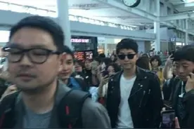太阳的后裔宋仲基宋慧乔现身香港 冥币热销网友戏称送终机图片