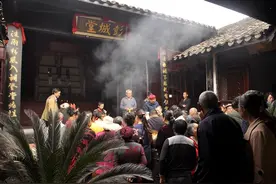 彭山：500余名灵石刘氏族人清明聚会古宅祭祖图片