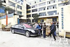 福州一房东开小车堵门不让搬东西 合同纠纷引发图片