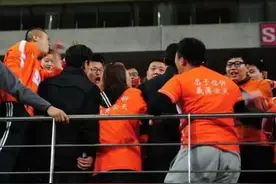 鲁能球迷同首尔安保起争执，疑对方欲收国旗图片